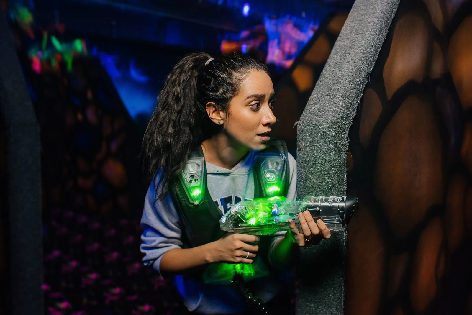 Ребёнок играет в лазертаг на арене LaserLand Краснодар