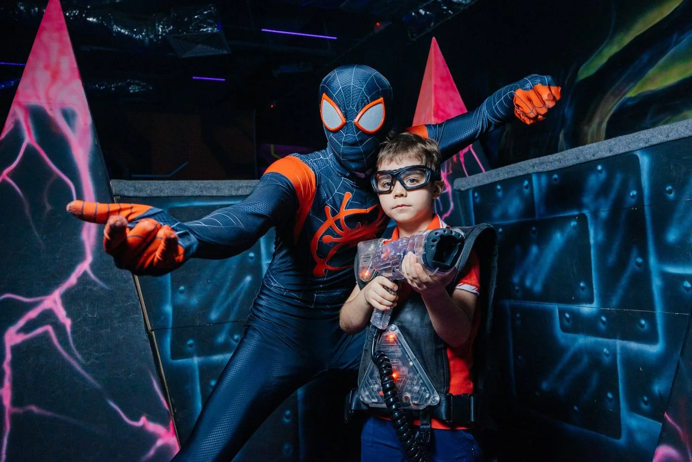 Ведущий и ребёнок на арене LaserLand Краснодар