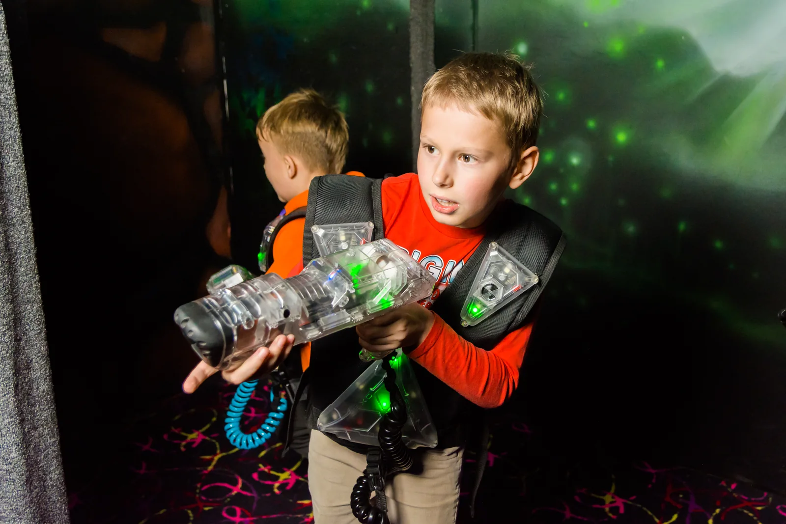 Эмоции детей на неоновой арене в LaserLand