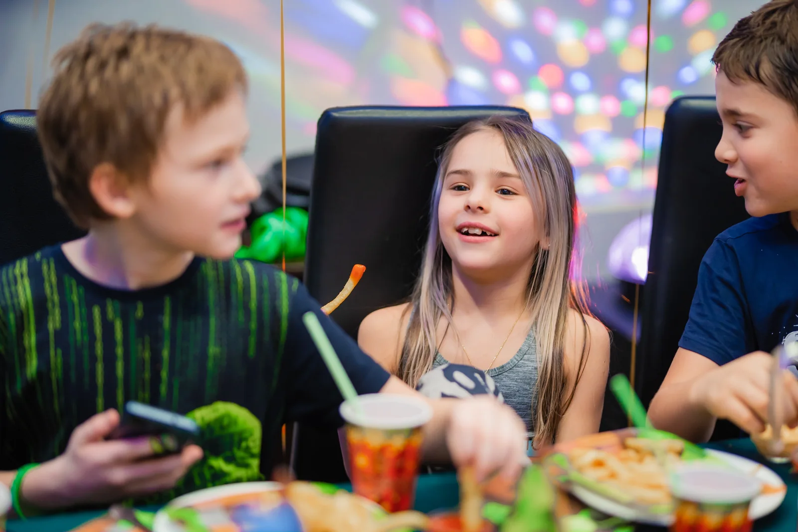 Общение детей в зоне отдыха в LaserLand