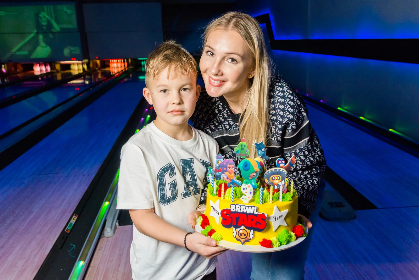 Именинник с праздничным тортом в LaserLand