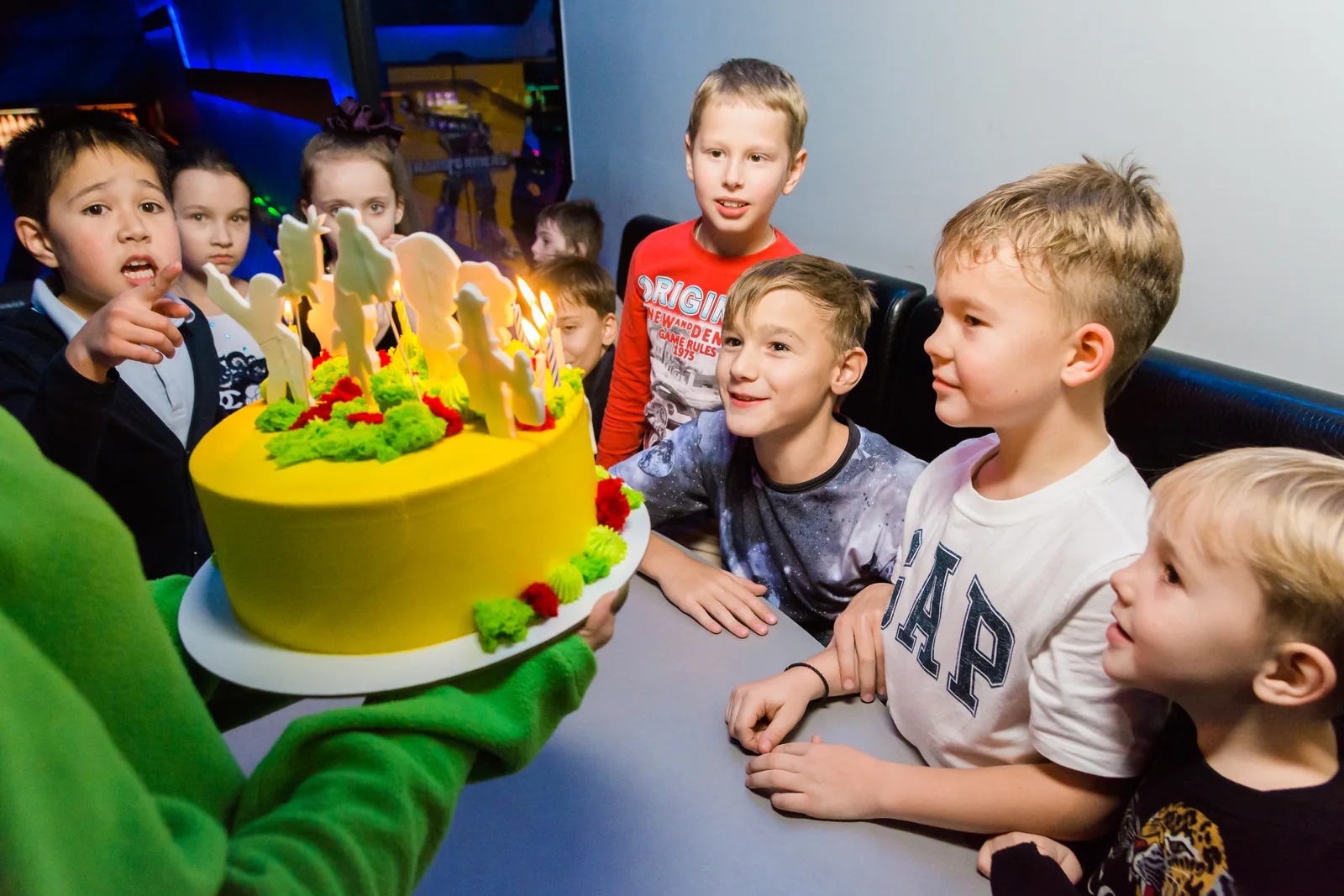 Дети встречают праздничный торт в LaserLand