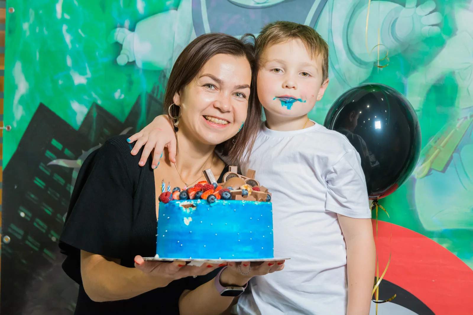 Именинник с тортом и родителями в LaserLand