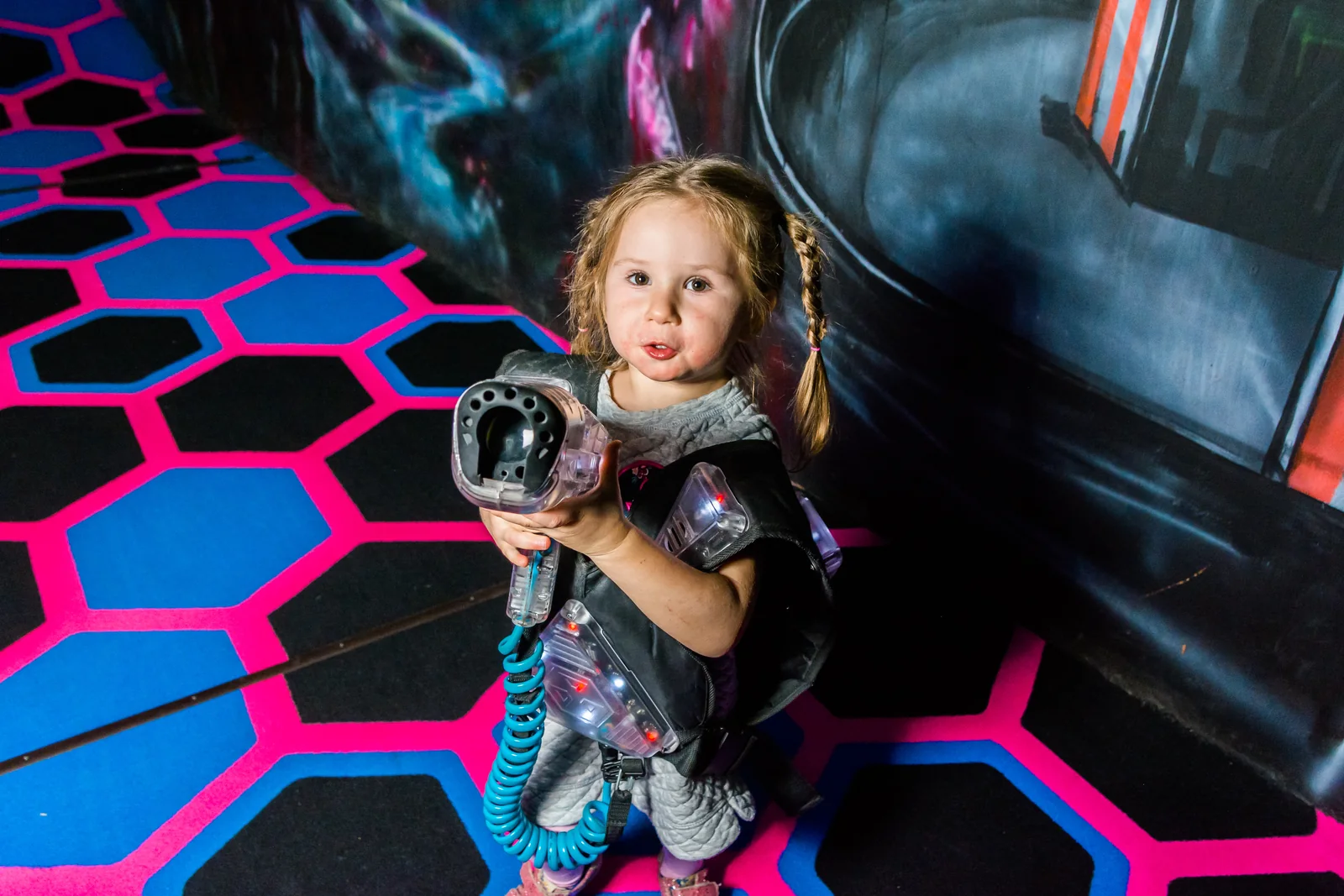 Девочка играет в лазертаг в LaserLand
