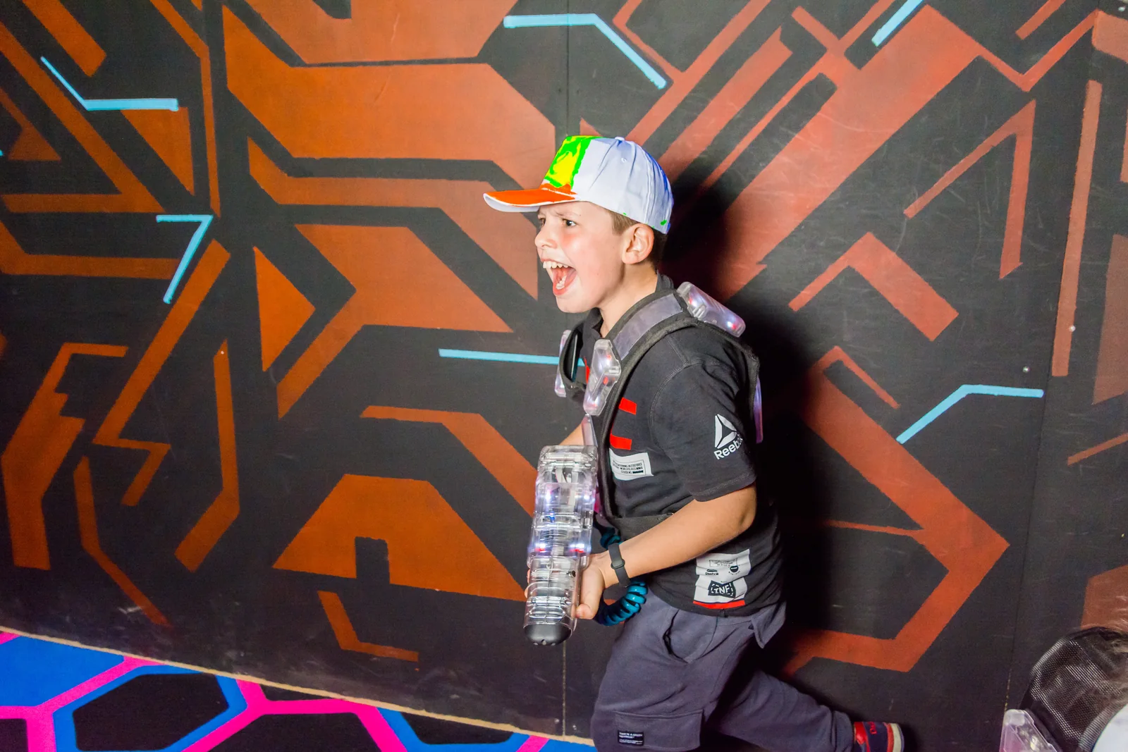 Игрок готовится к командному раунду в LaserLand