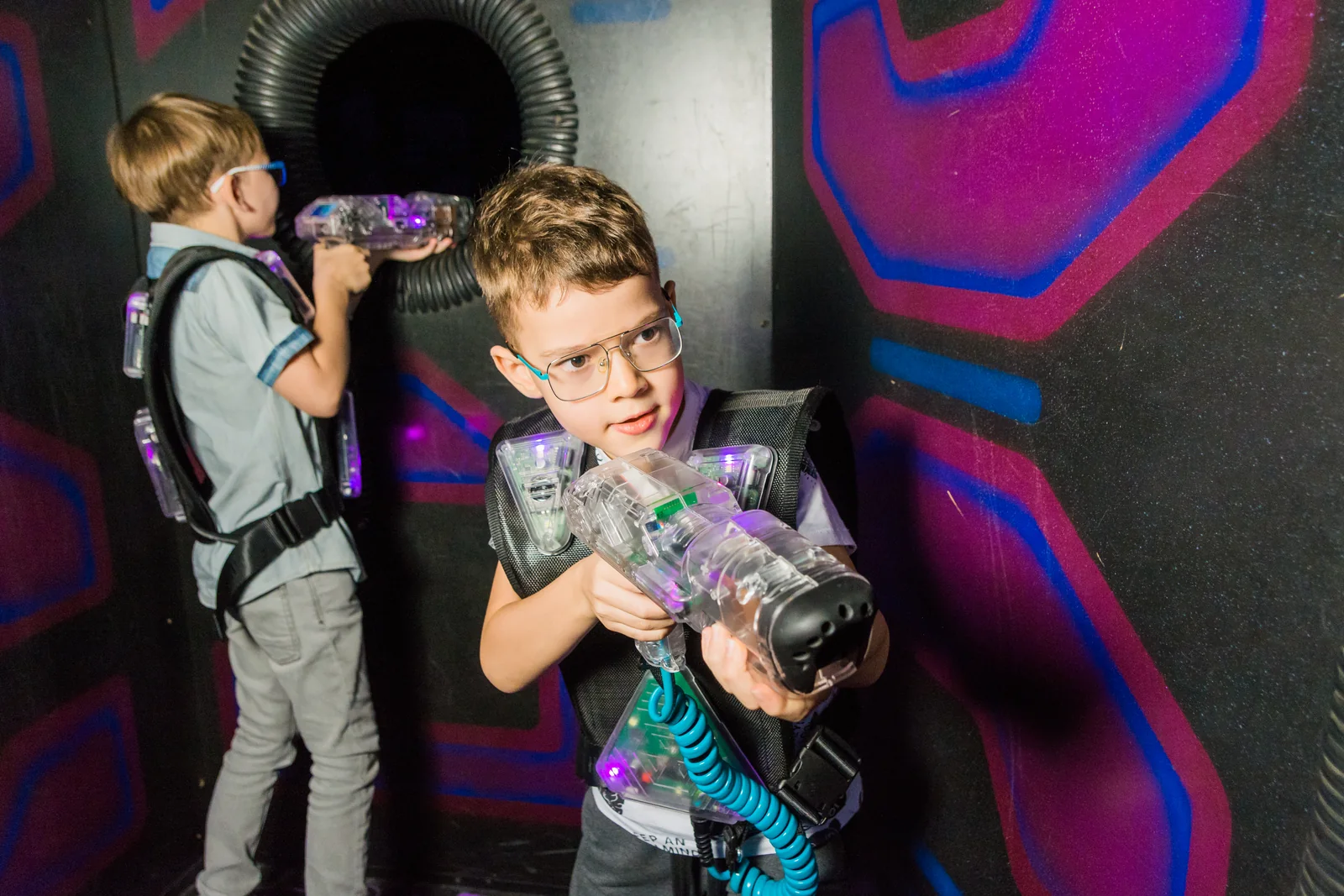 Командная игра школьников на арене в LaserLand