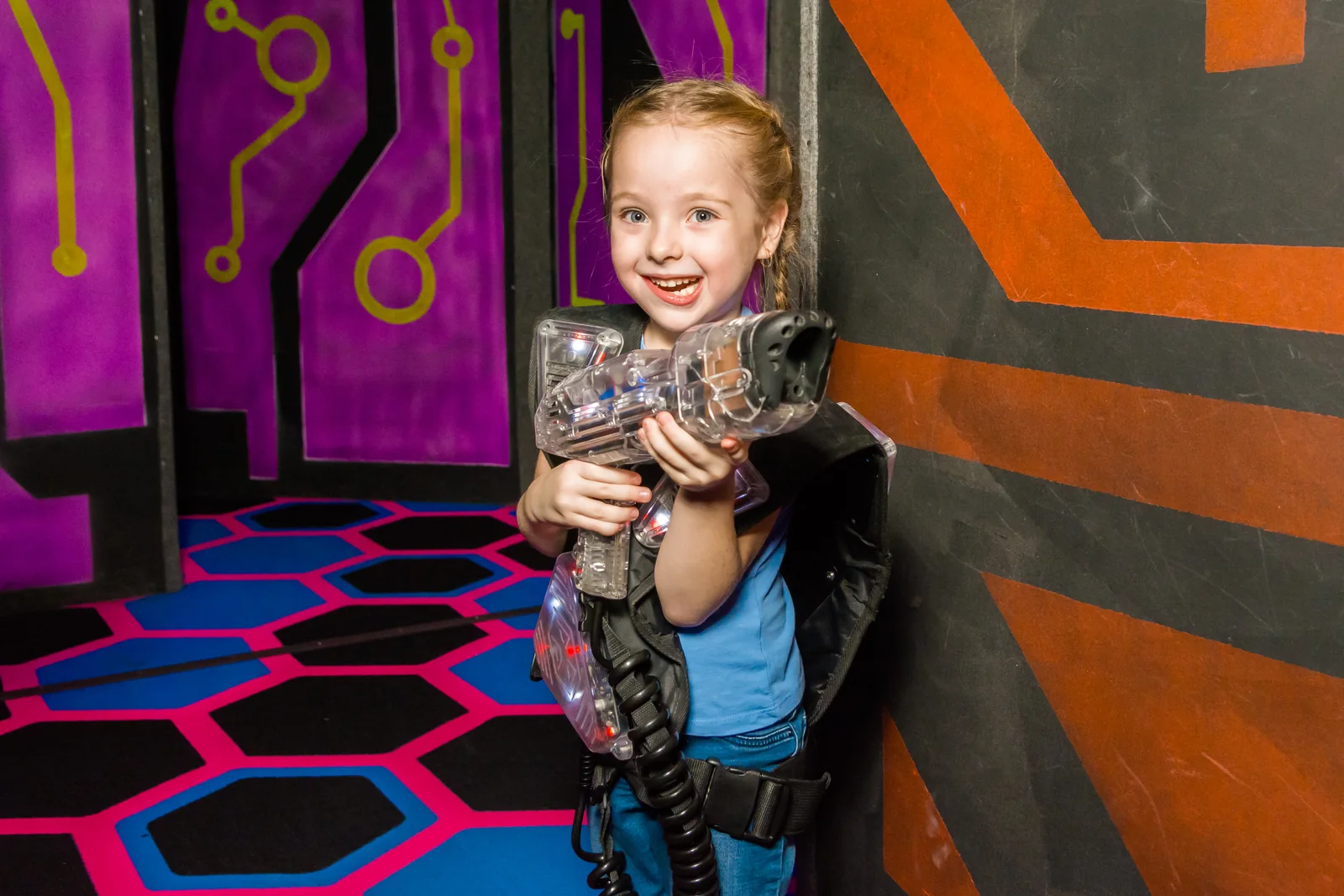 Яркий портрет участницы на арене в LaserLand