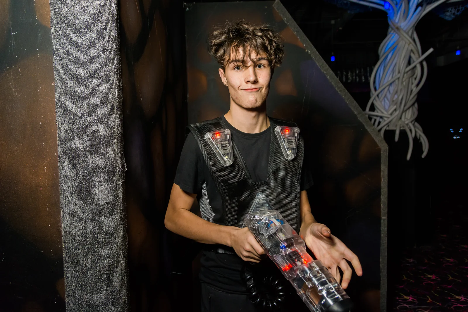 Игрок со снаряжением лазертага в LaserLand