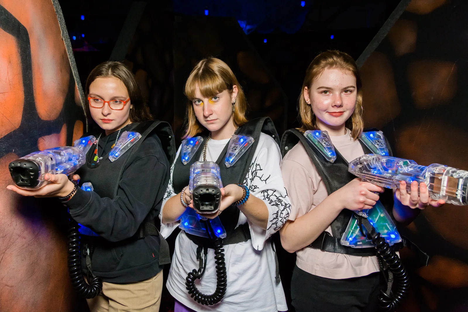 Команда девушек перед игрой в LaserLand