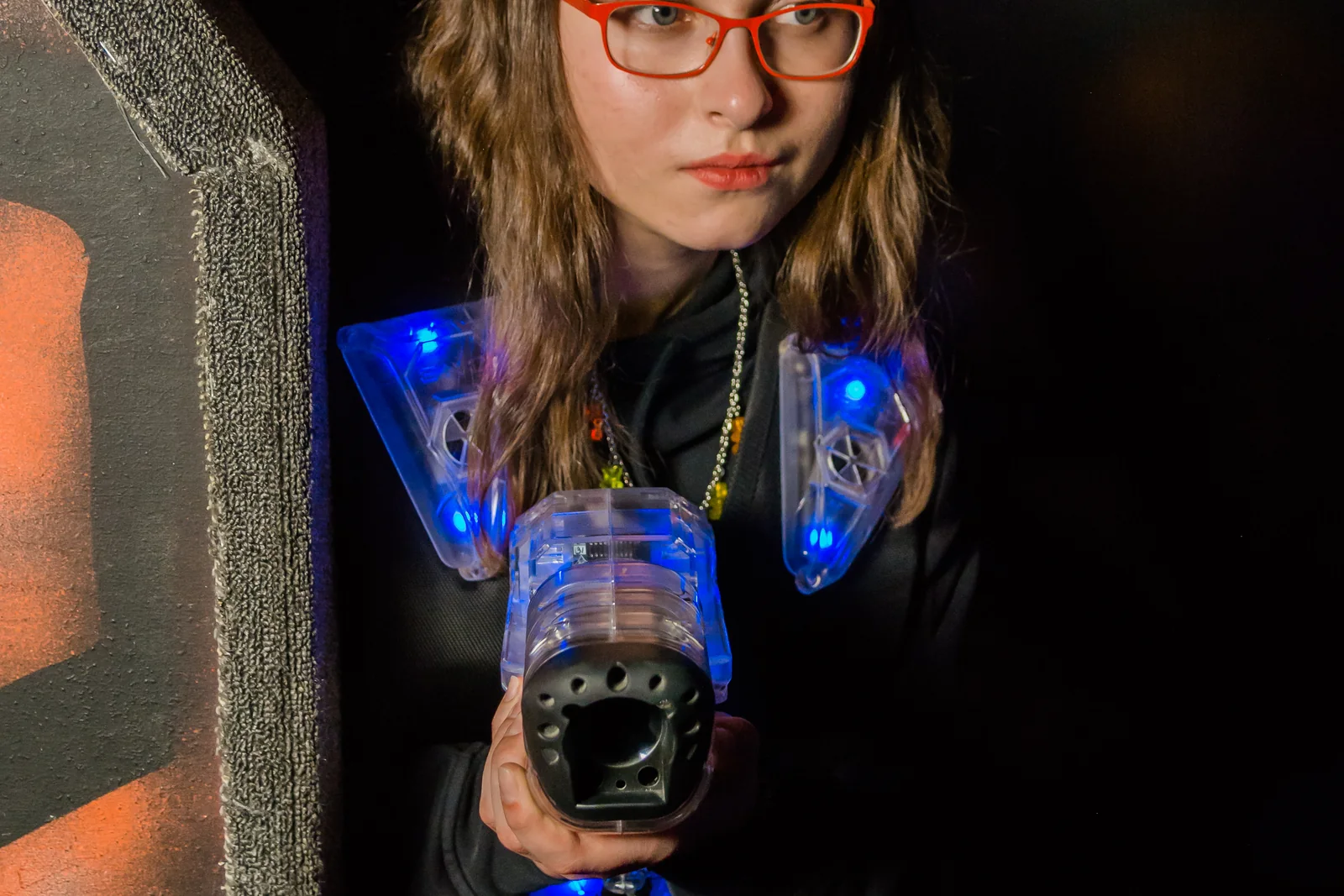 Неоновое снаряжение крупным планом в LaserLand