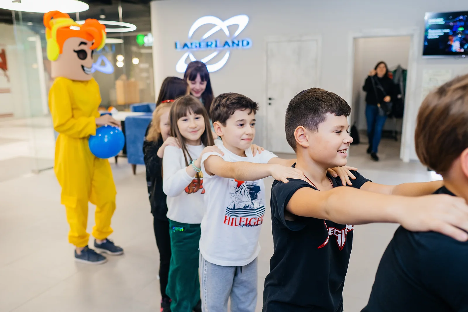 Дети включаются в движение вместе с ведущими в LaserLand