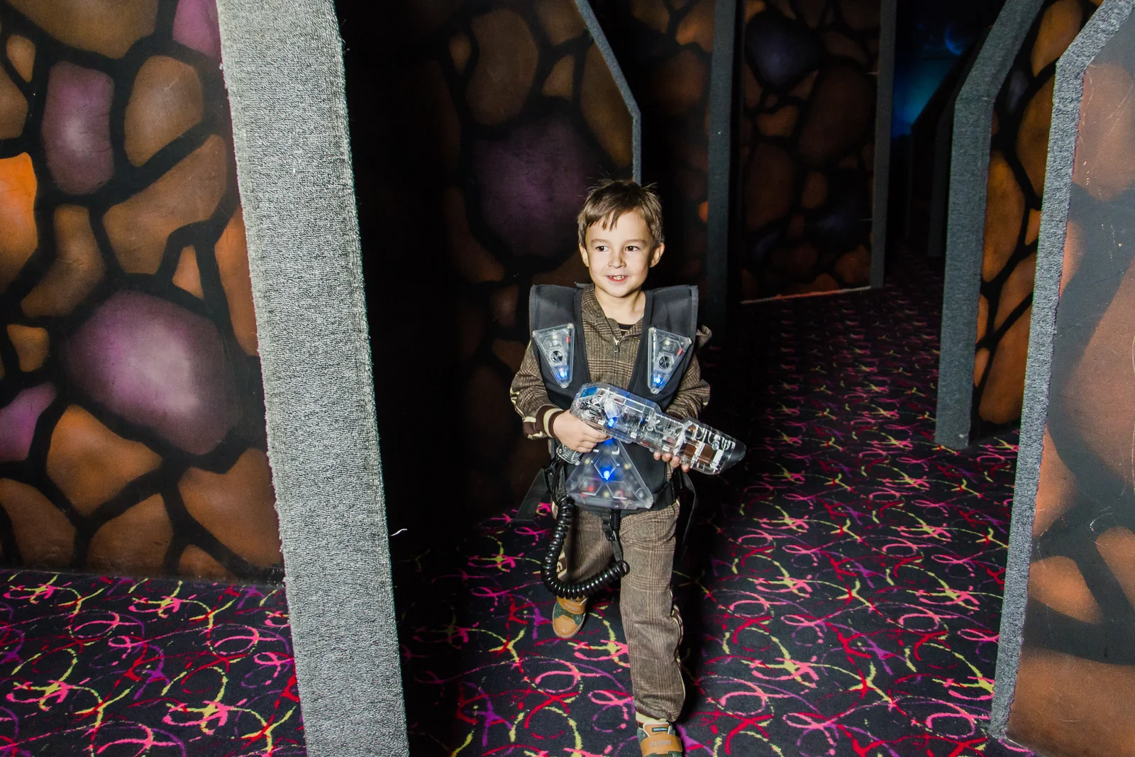 Ребёнок на игровой арене в LaserLand