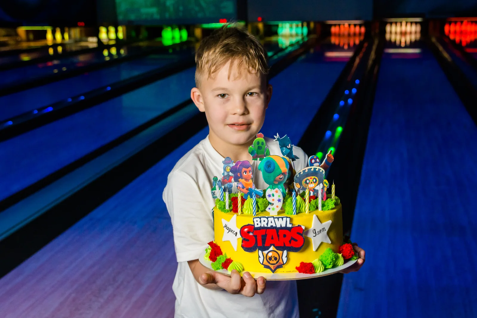Именинник с тематическим тортом в LaserLand