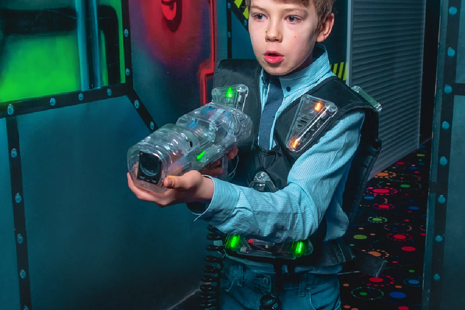 Участник тематической игры на арене LaserLand