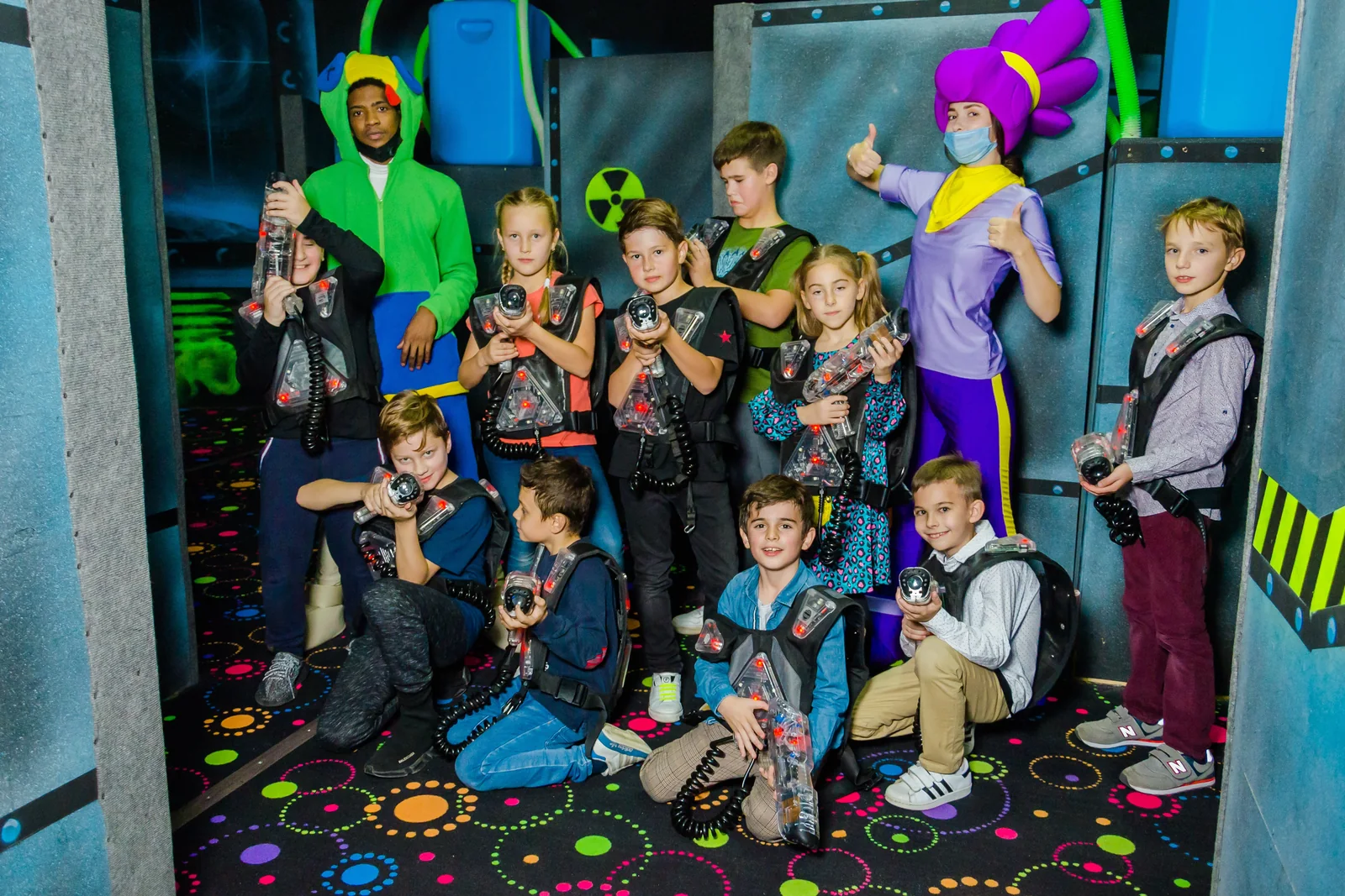 Командное фото с ведущими в LaserLand
