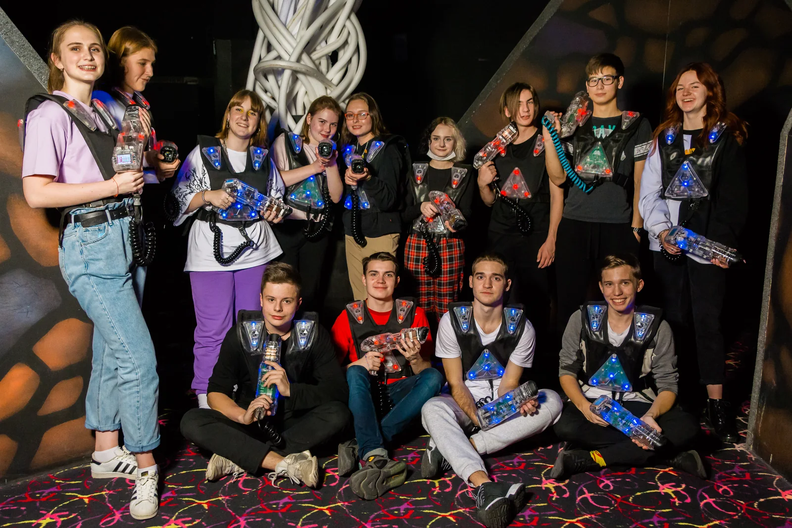 Друзья после раунда лазертага в LaserLand