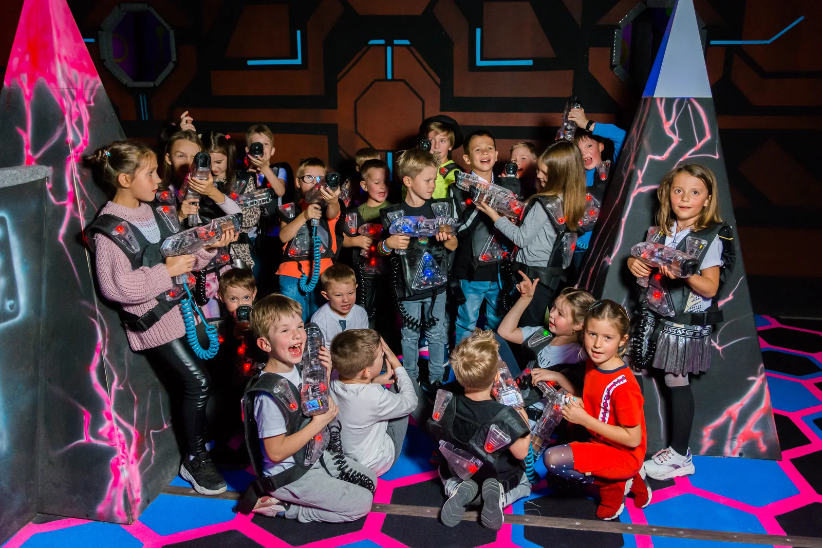 Дети отдыхают активно в одной компании в LaserLand