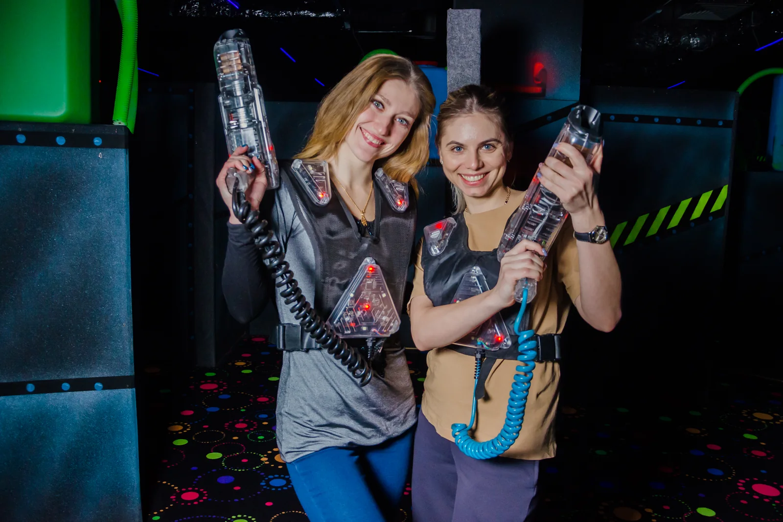 Женская команда на арене в LaserLand