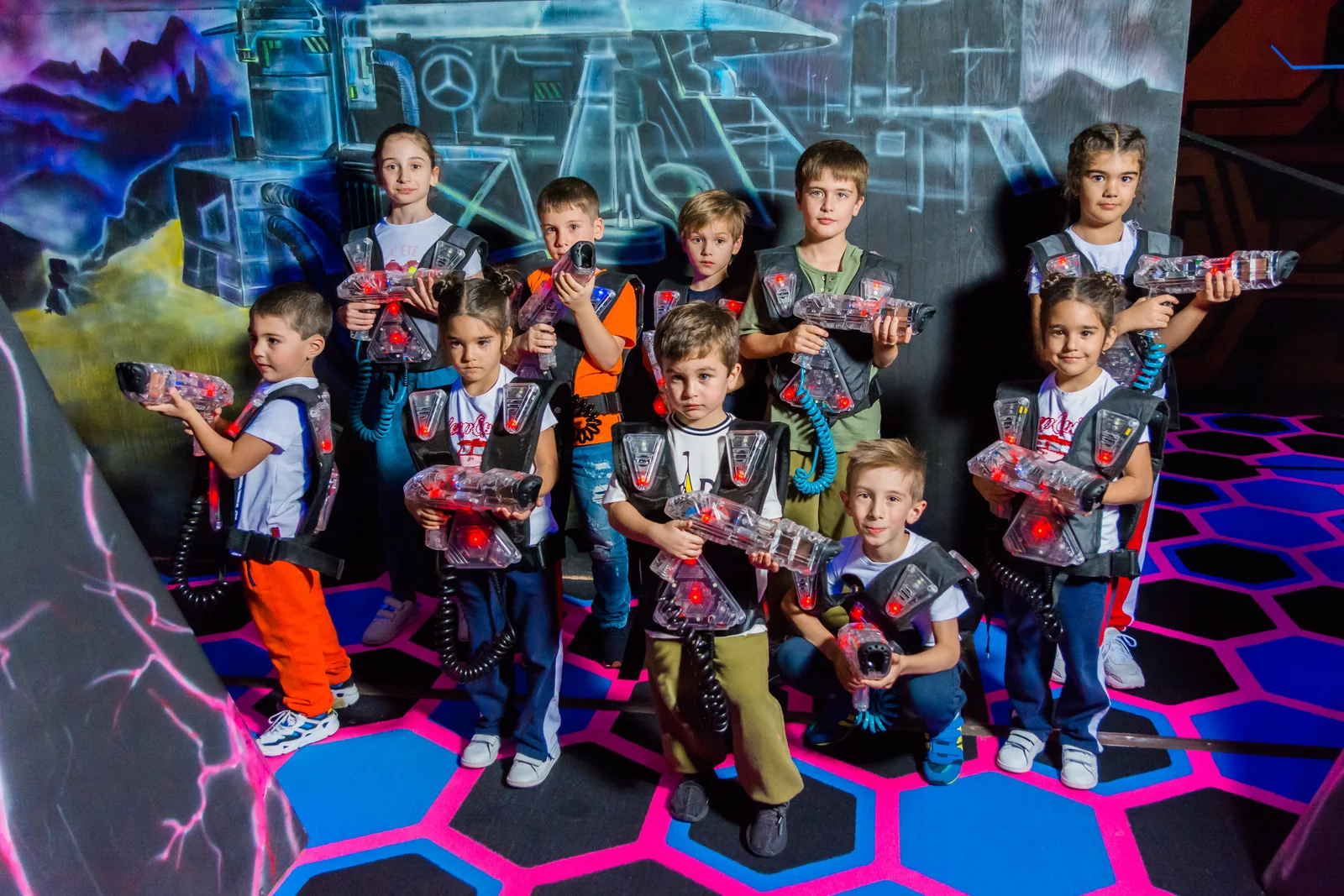 Большая компания детей на арене в LaserLand