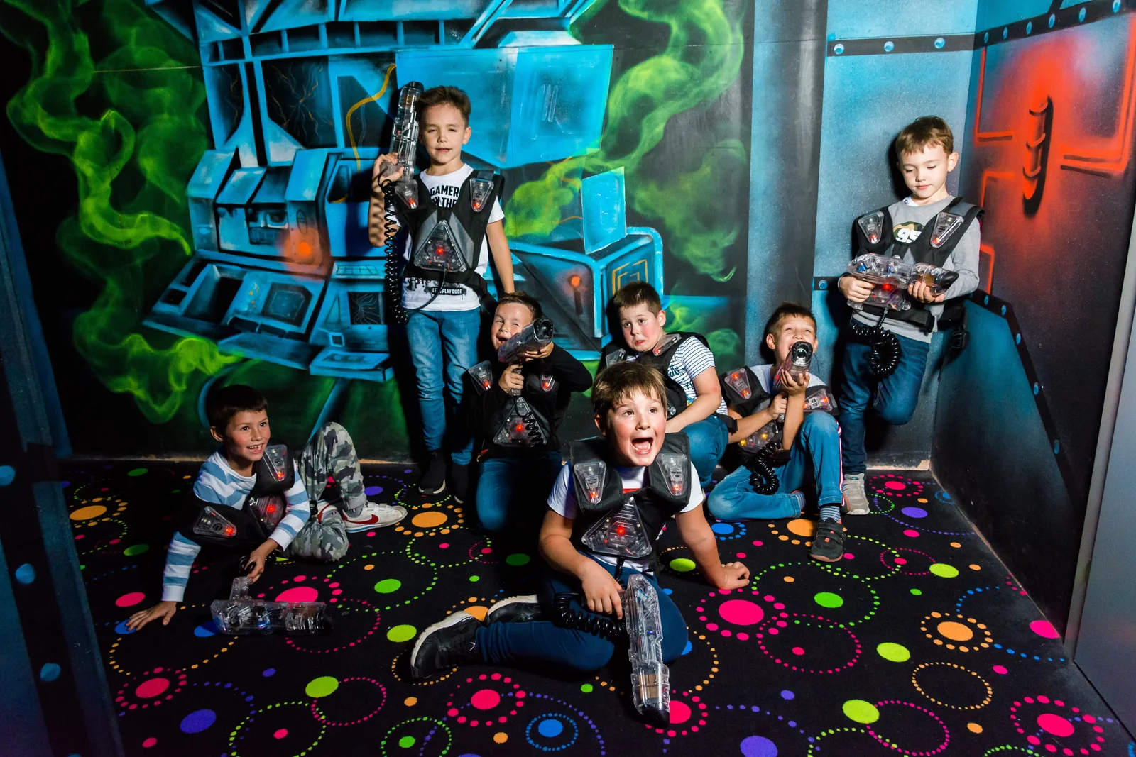 Друзья проводят свободный день активно в LaserLand