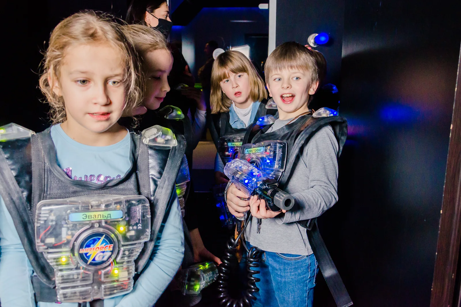Дети знакомятся с лазертагом в LaserLand