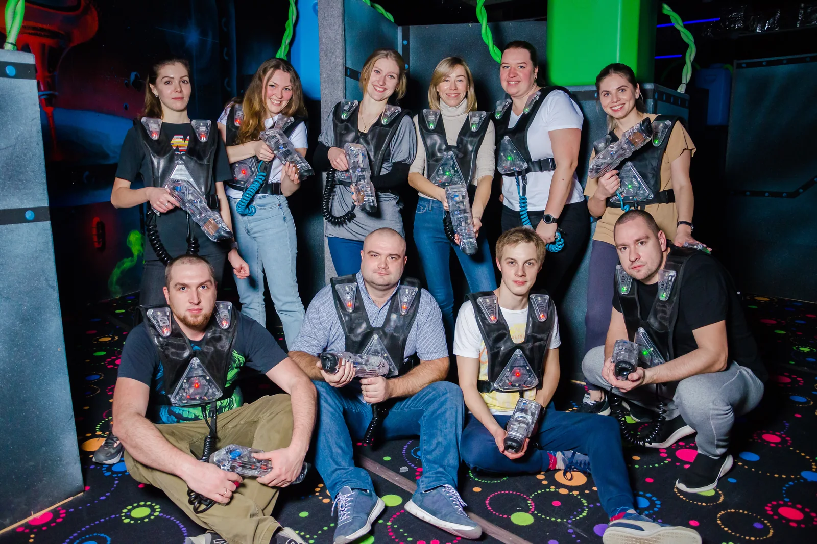 Большая команда взрослых игроков в LaserLand