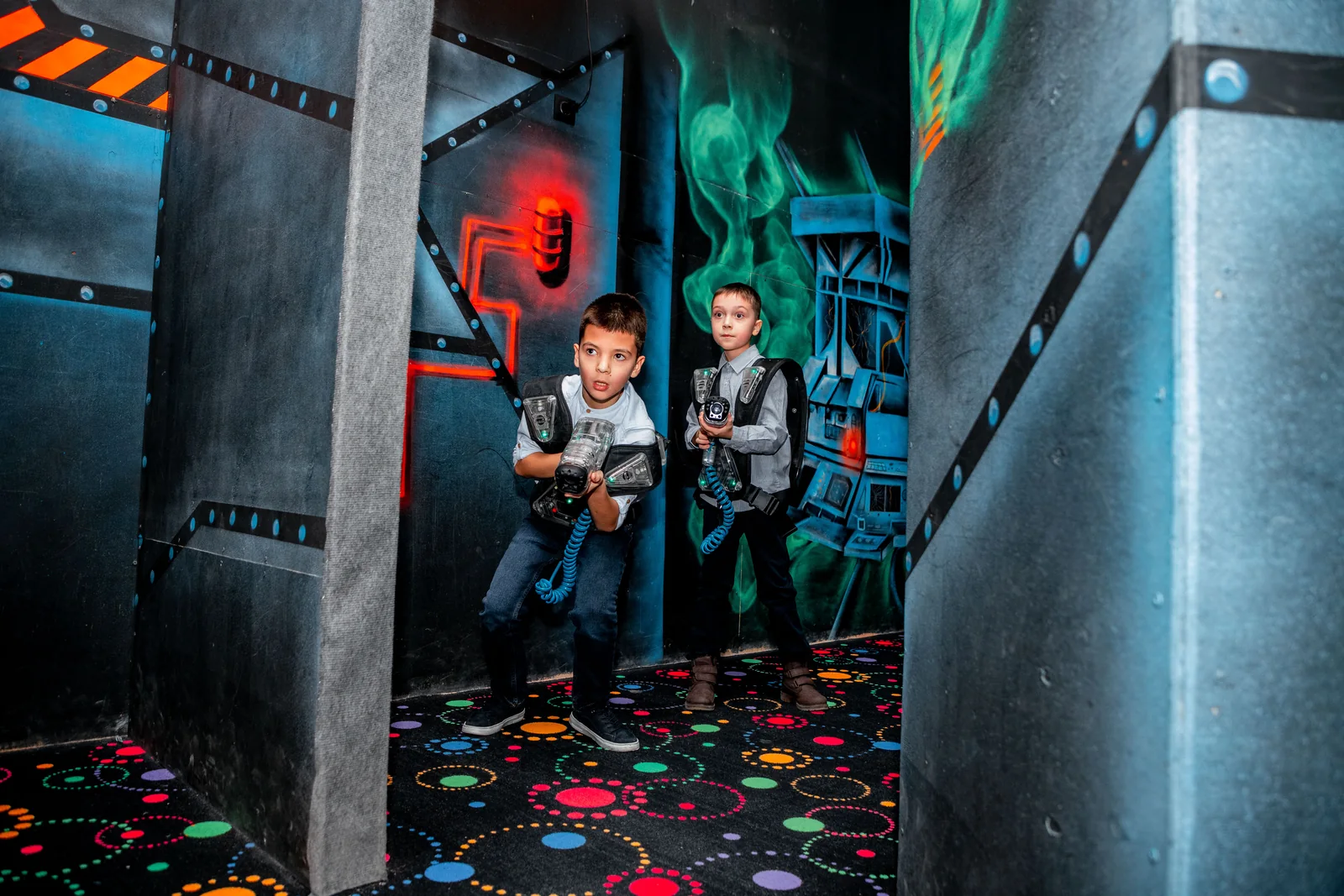 Два участника на неоновой арене в LaserLand