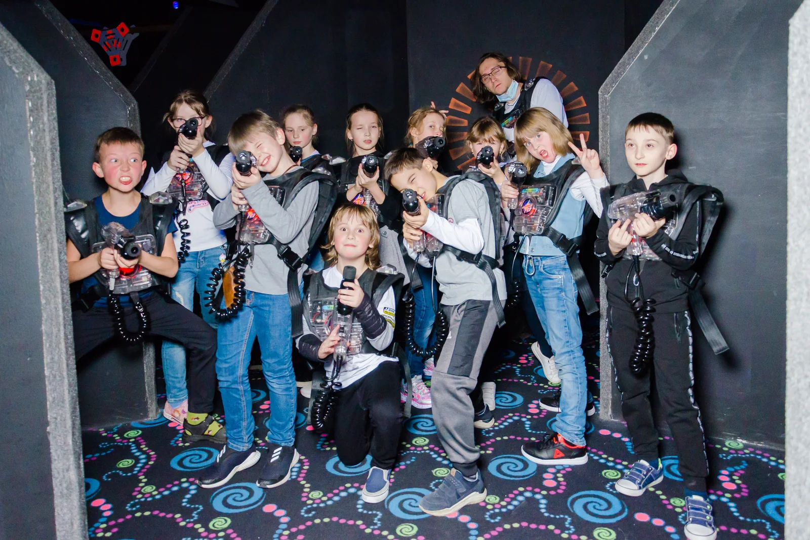 Детская команда готова к игре в LaserLand