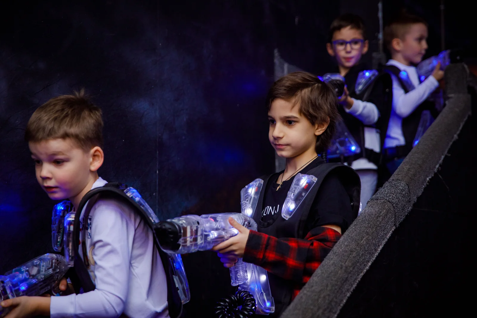 Дети двигаются между укрытиями в LaserLand