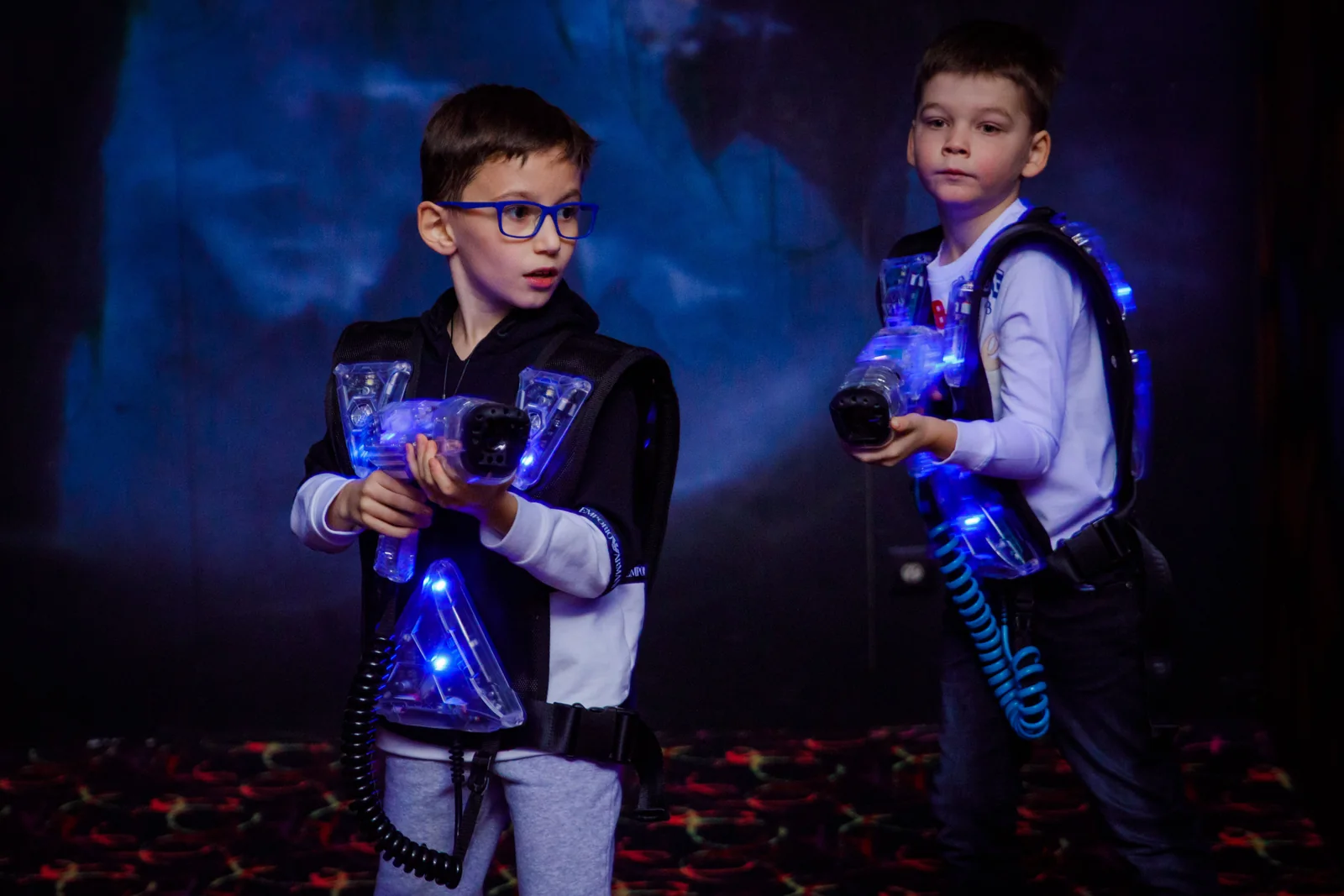 Два участника детской команды в LaserLand