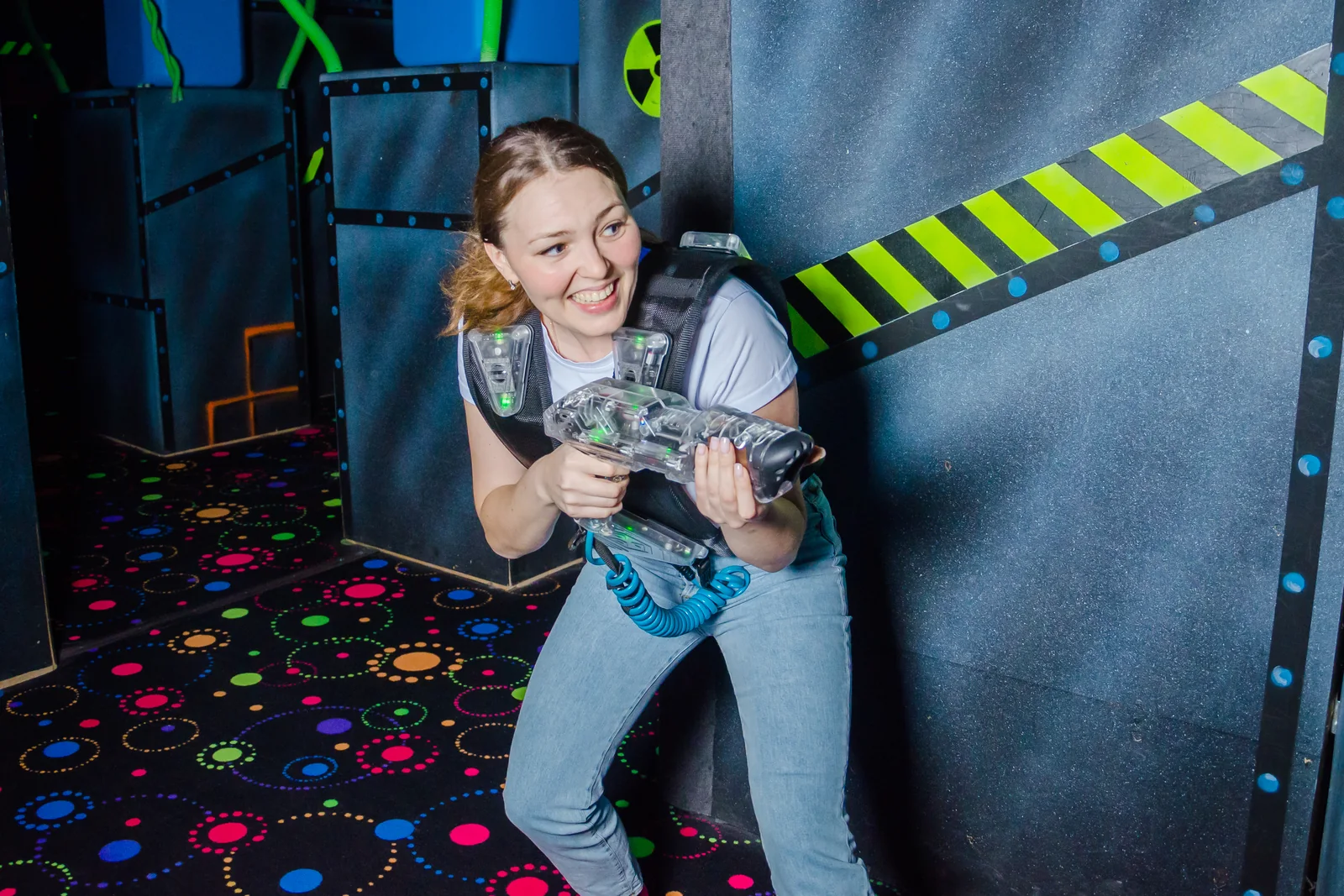 Игрок держит позицию за укрытием в LaserLand