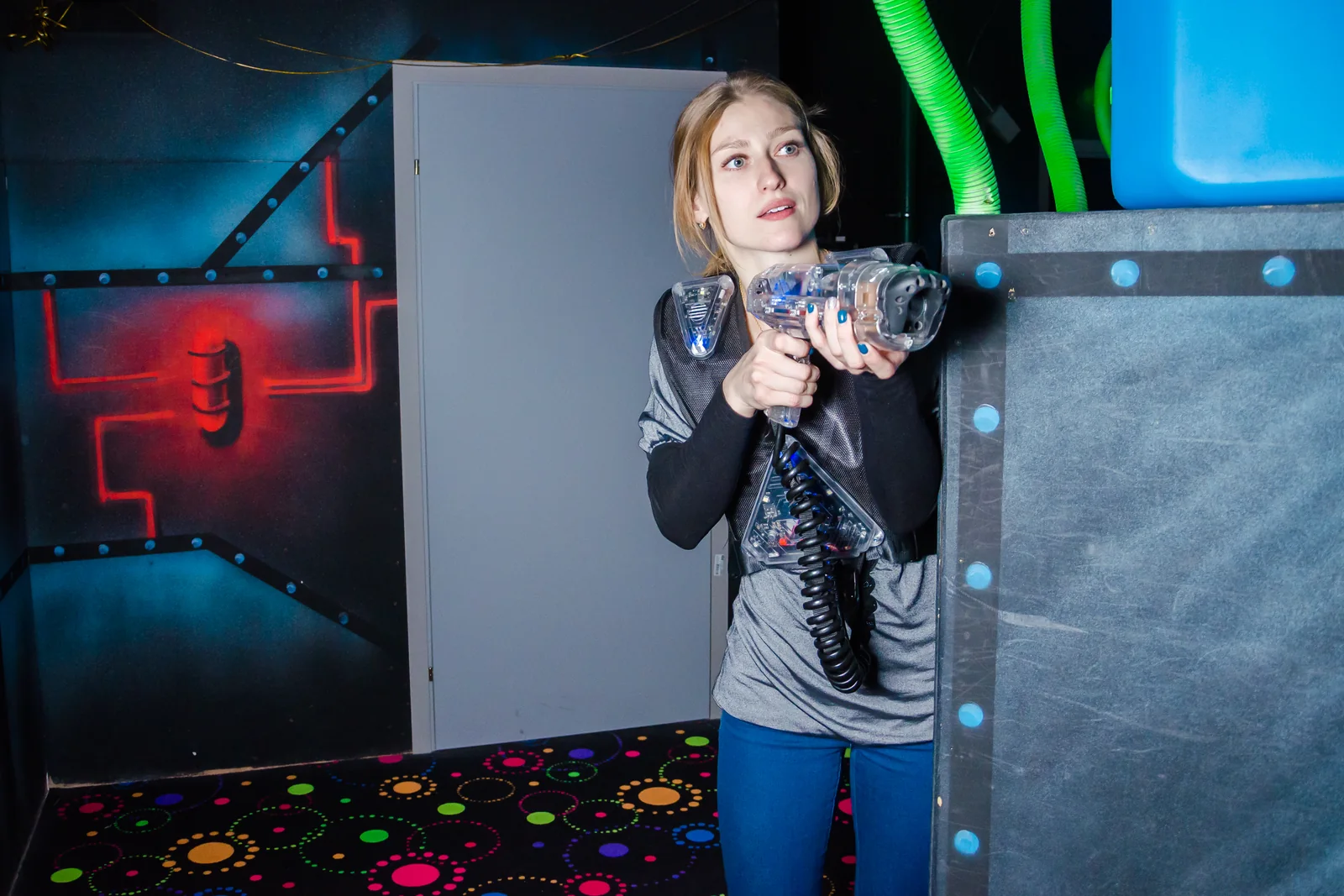 Участница перед началом игры в LaserLand