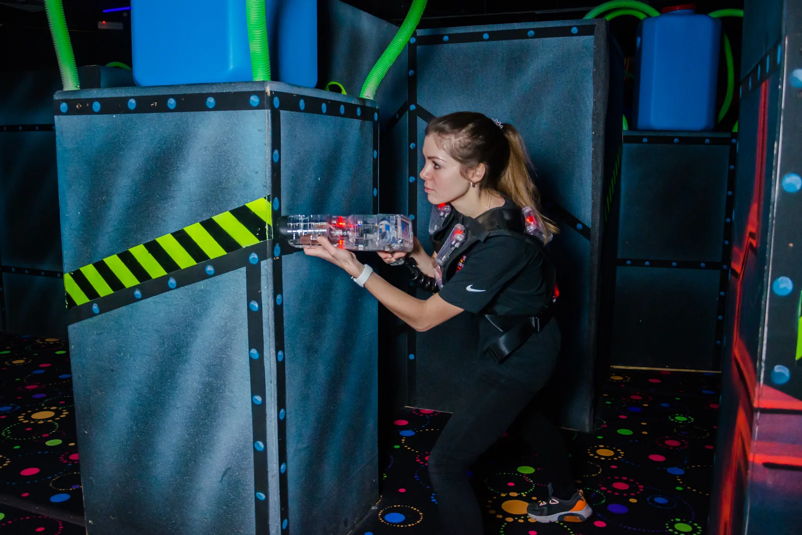 Командная игра взрослых в LaserLand