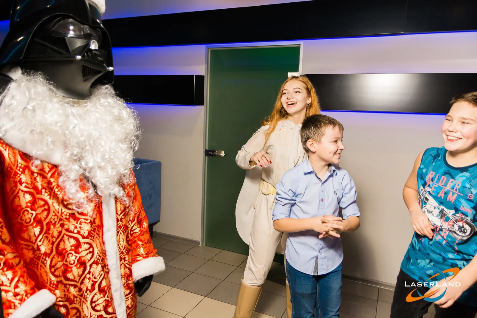 Дед Мороз проводит программу для детей в LaserLand
