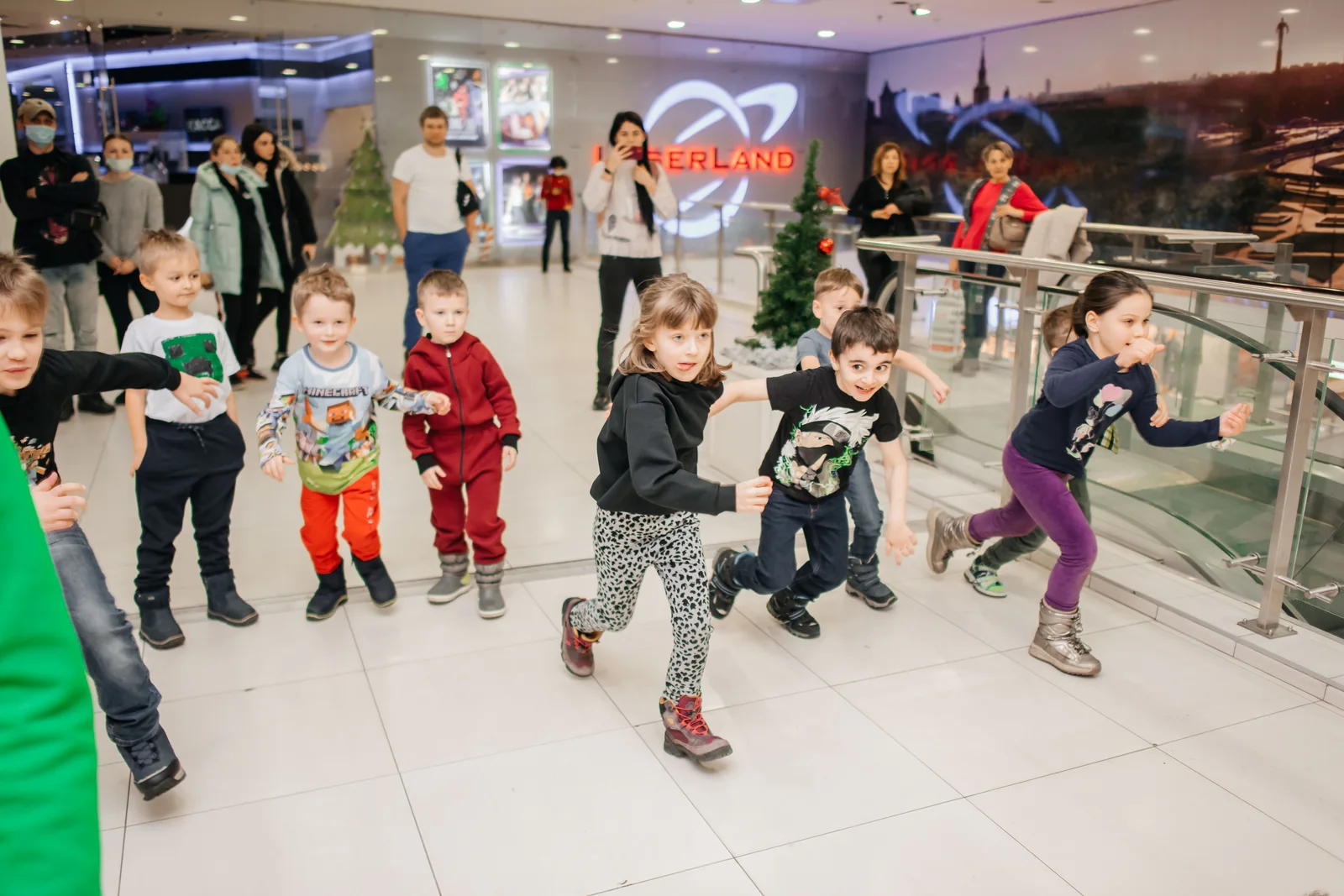 Дети участвуют в зимней программе в LaserLand