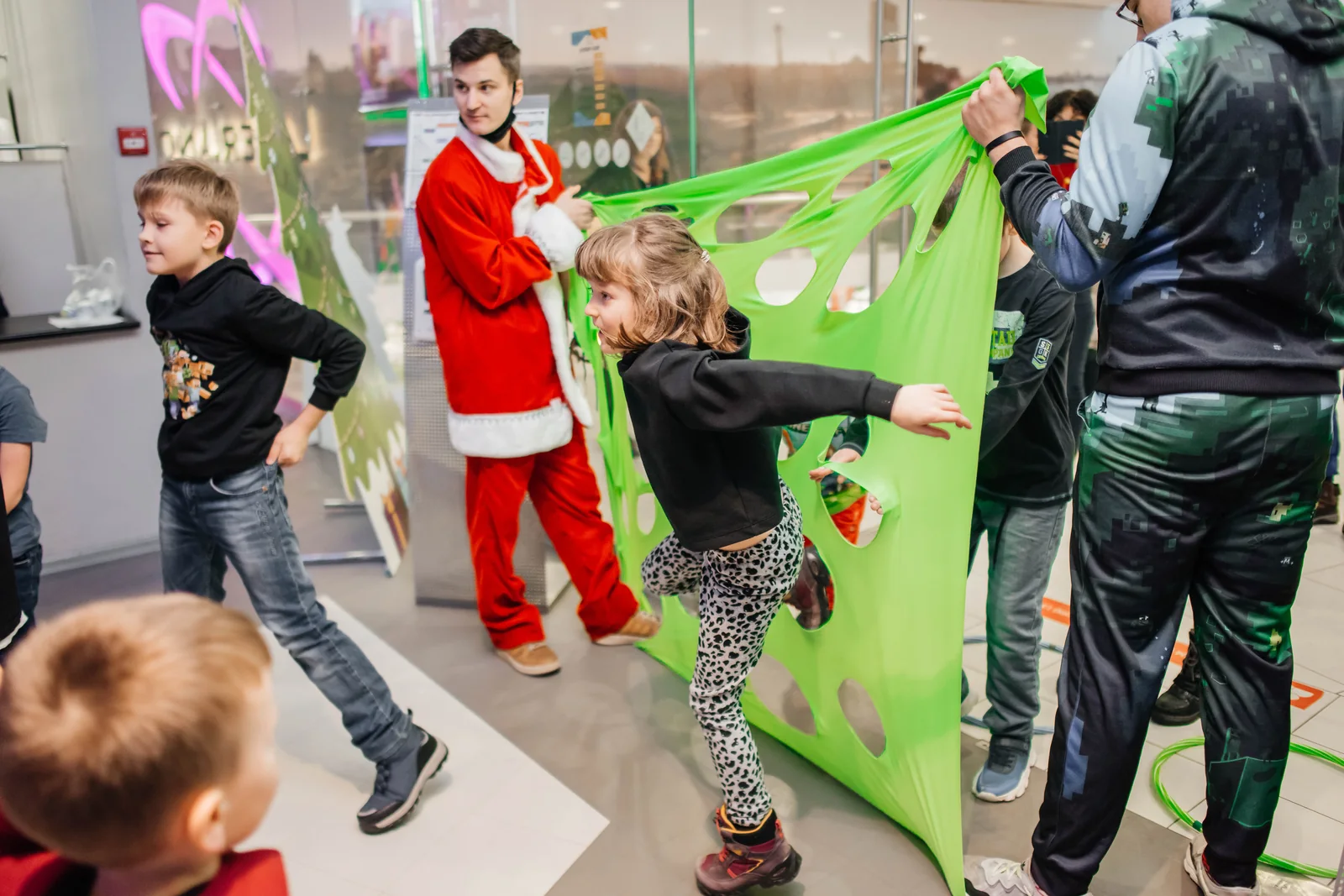 Новогодний ведущий играет вместе с детьми в LaserLand