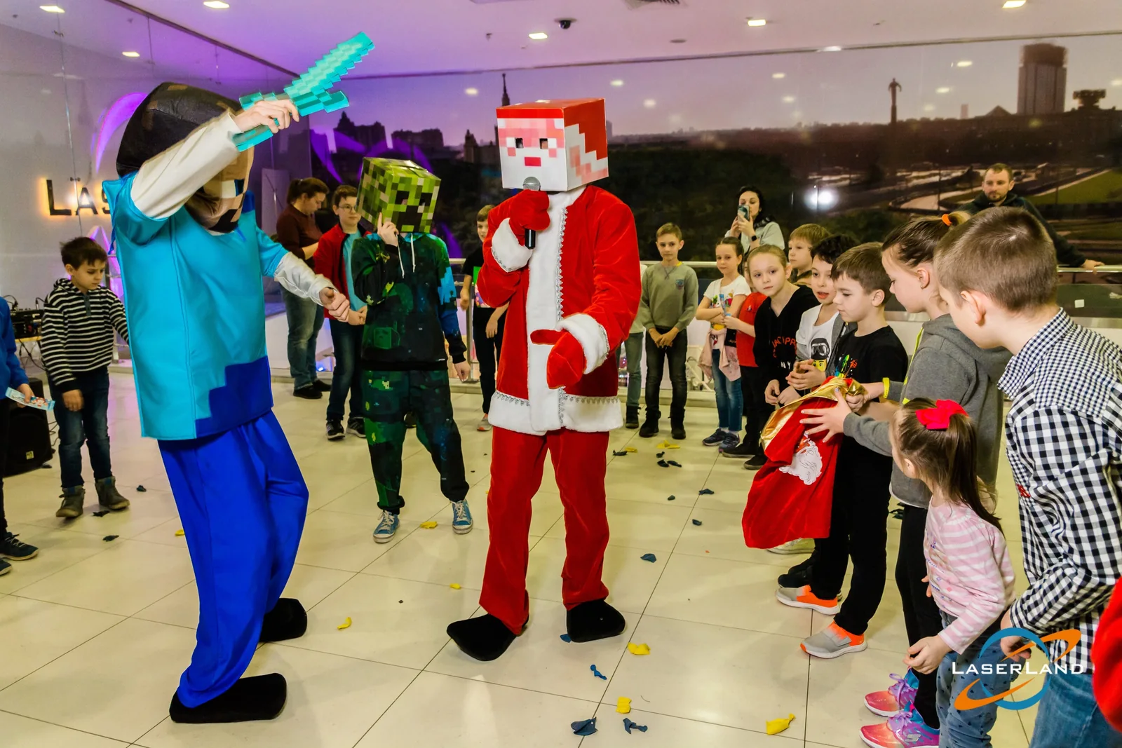 Новогодние персонажи и детская команда в LaserLand