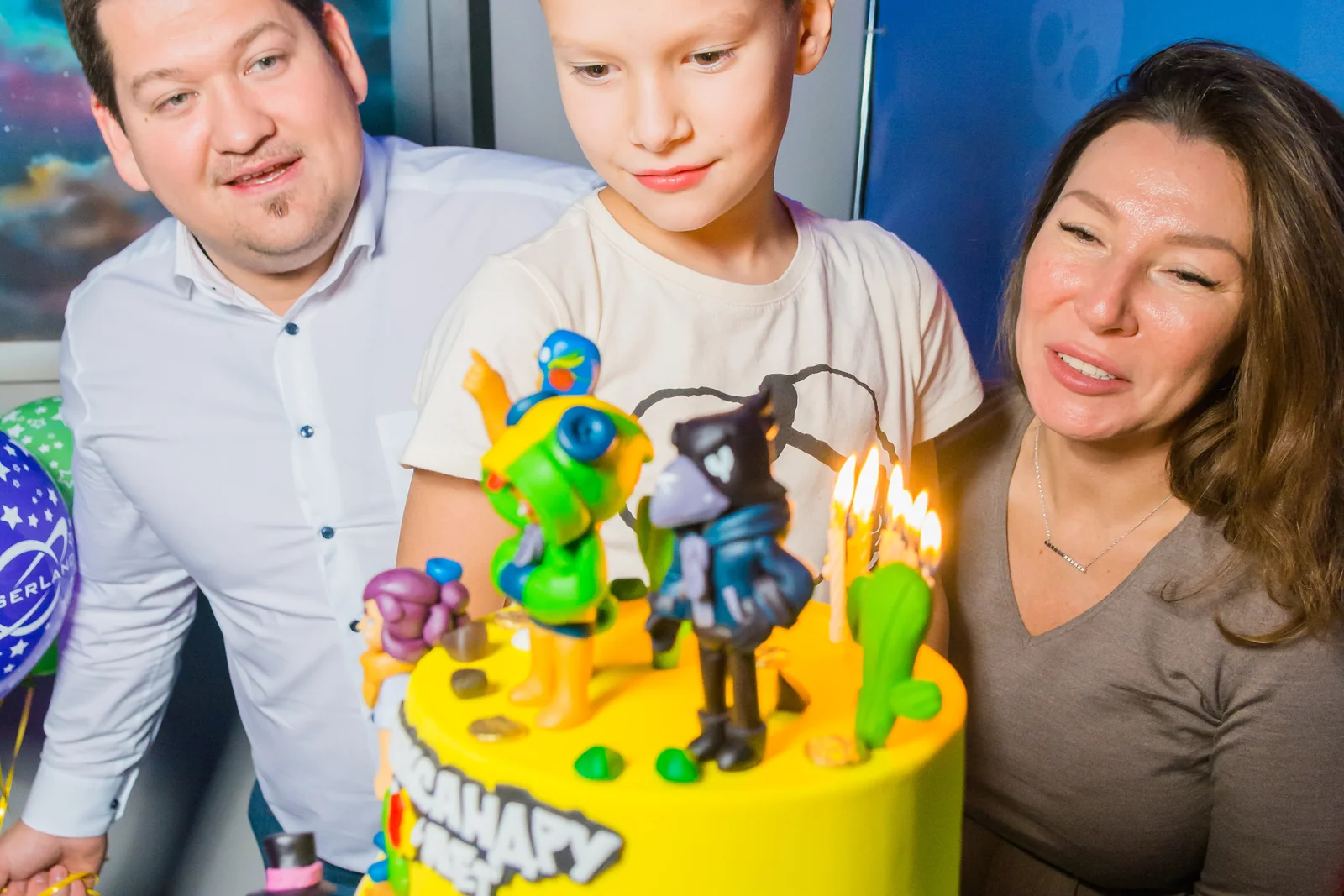 Родители поздравляют именинника в LaserLand