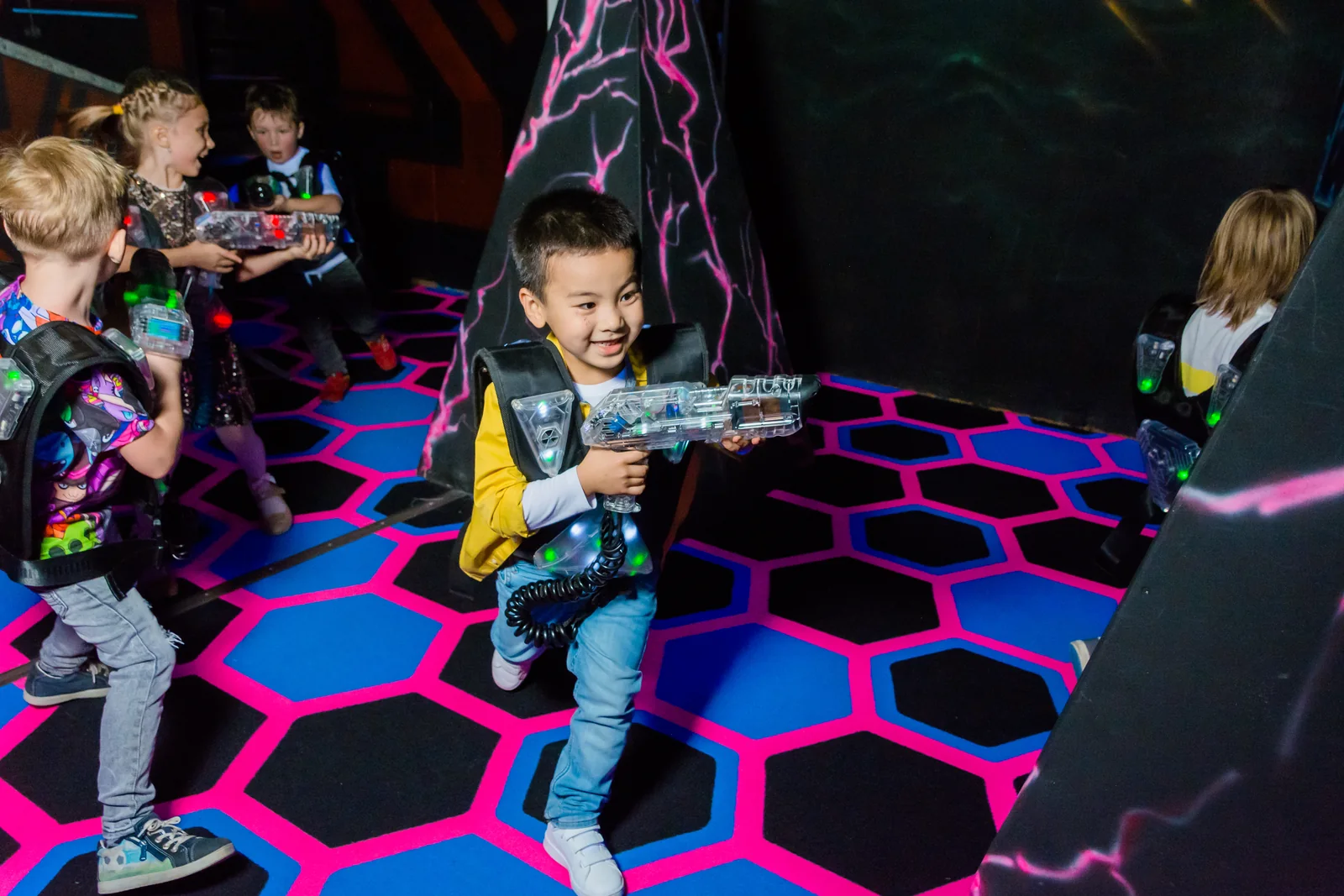 Дети играют командами в LaserLand