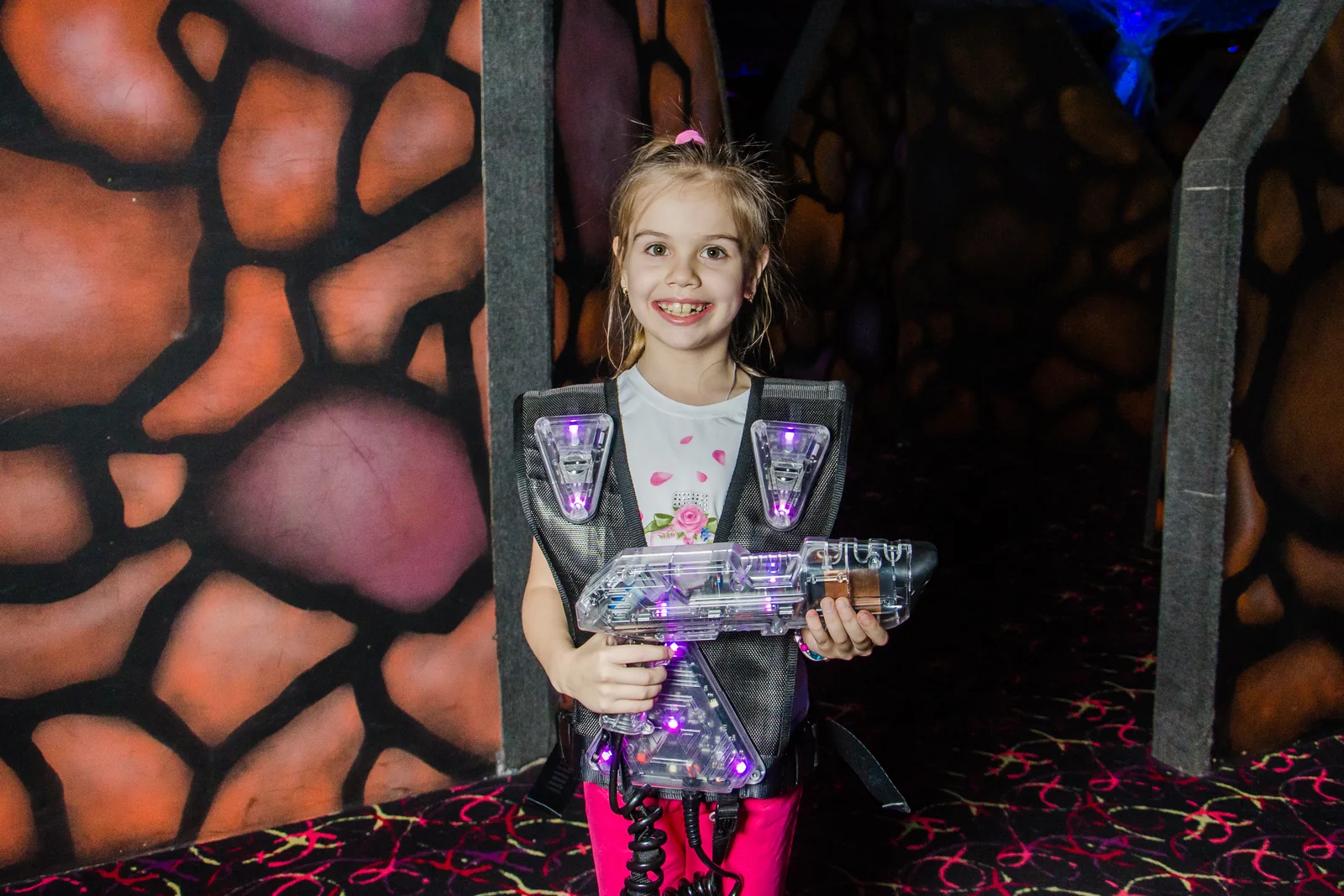 Девочка с игровым оборудованием в LaserLand