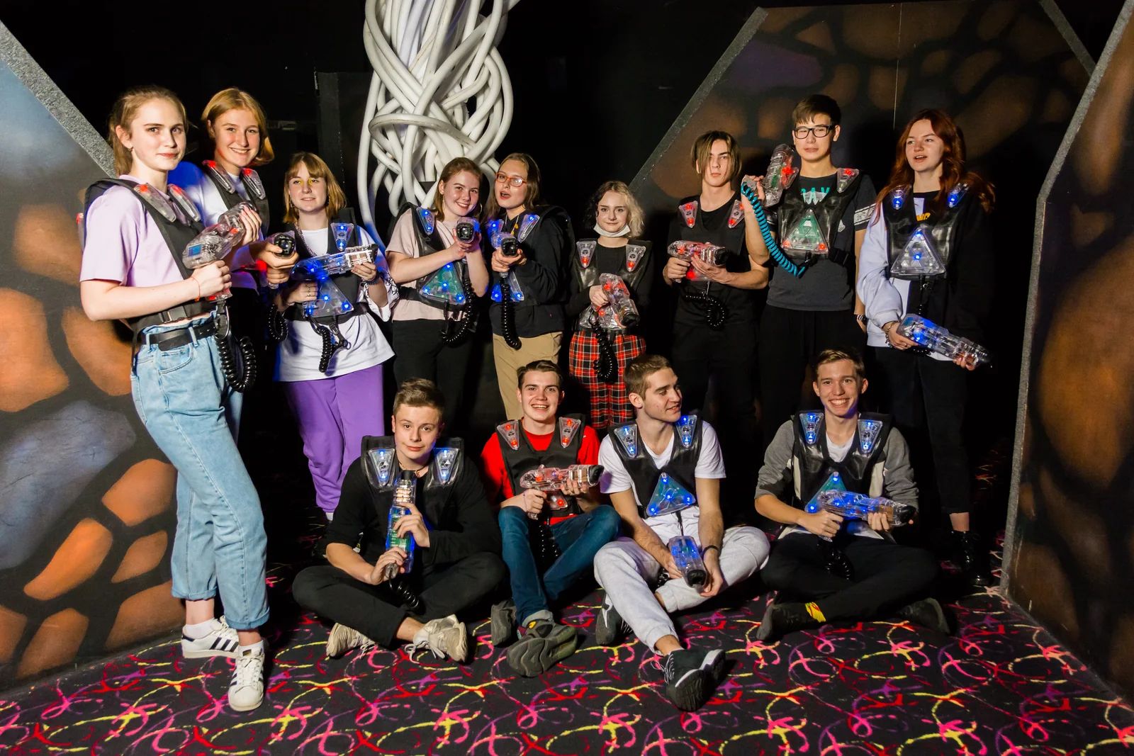 Общее фото школьников на арене в LaserLand