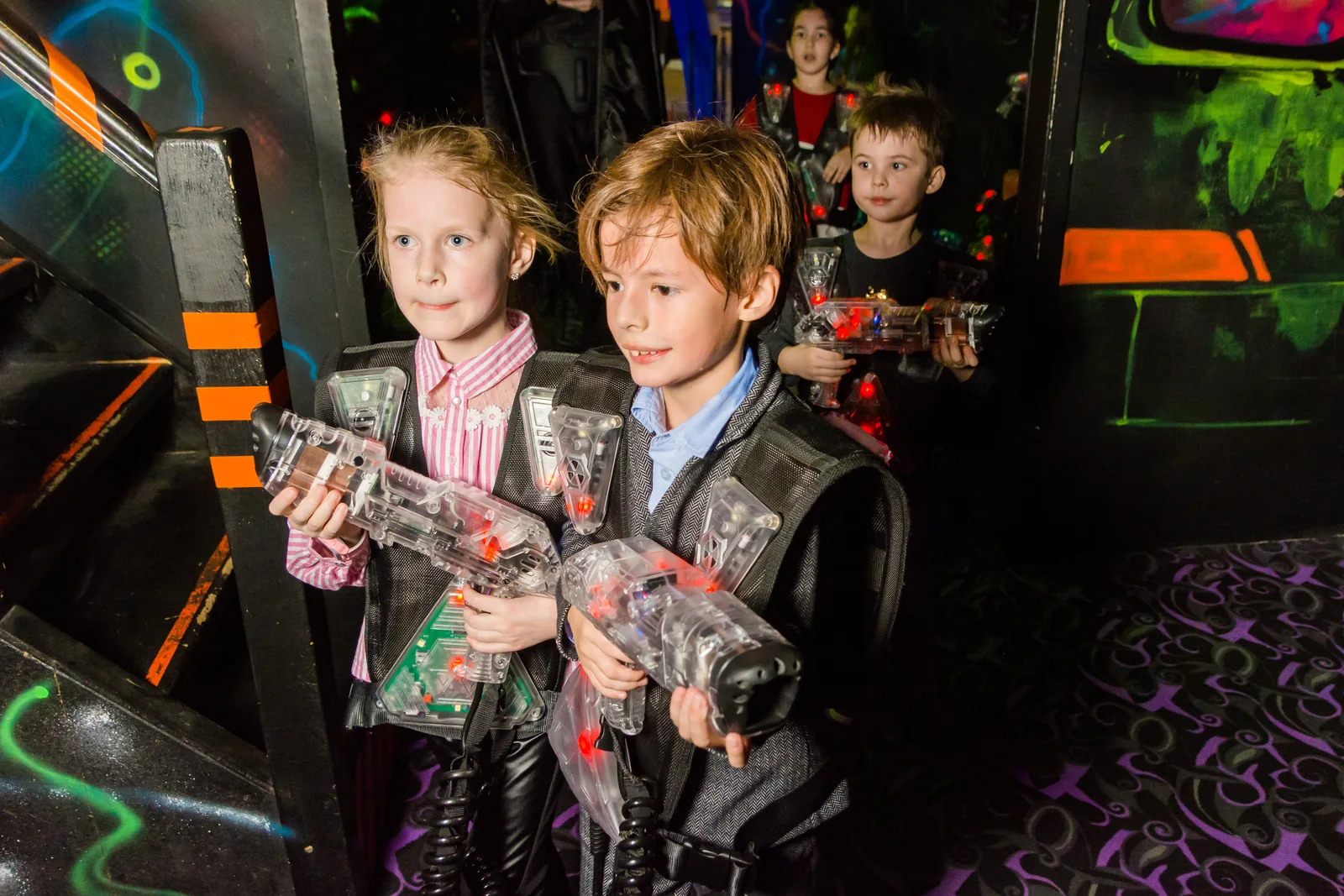 Школьники начинают игровой раунд в LaserLand