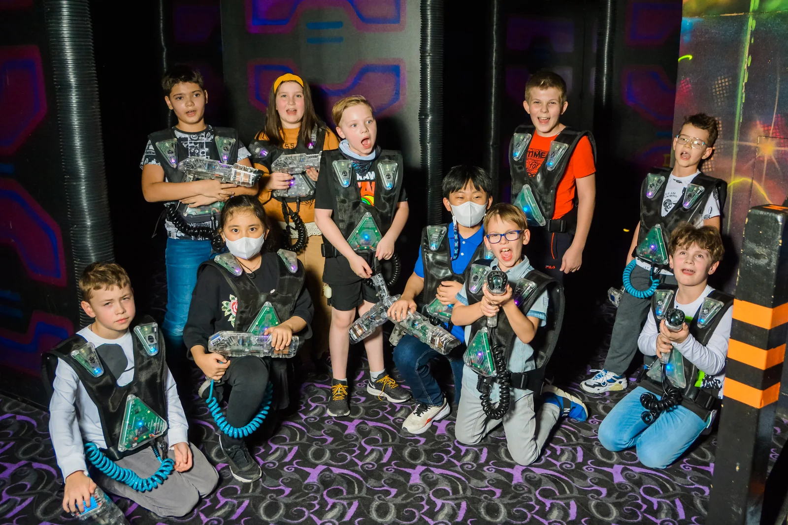 Дети после общей командной игры в LaserLand