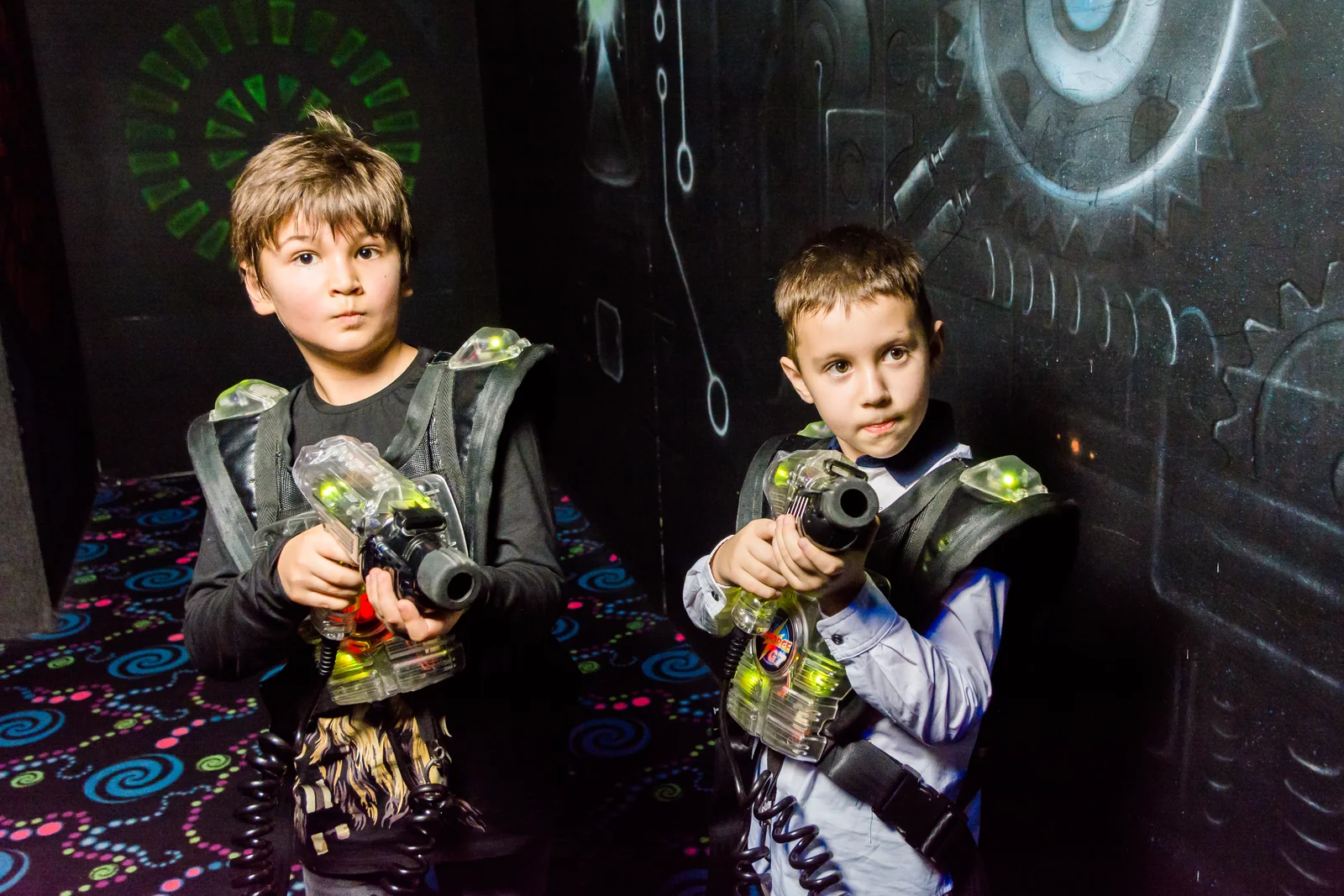 Два участника школьной команды в LaserLand