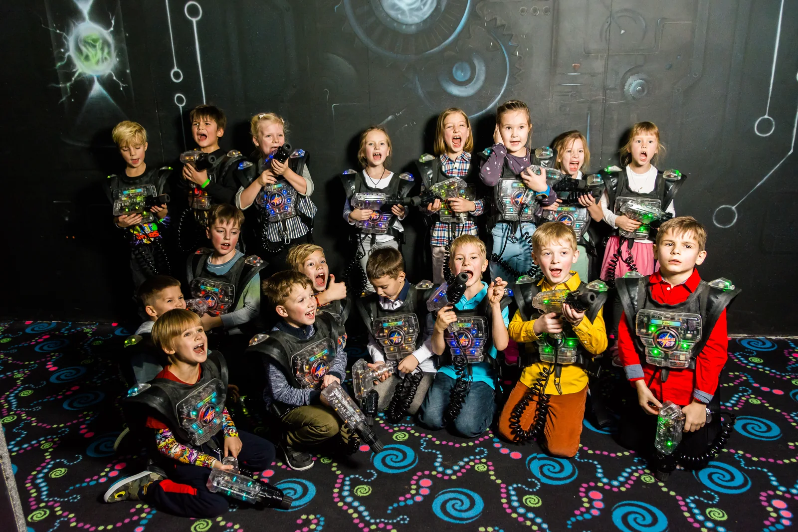 Большая компания школьников в LaserLand