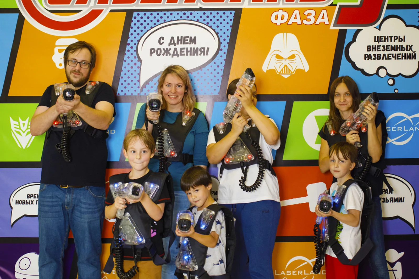 Ведущий встречает маленьких гостей в LaserLand