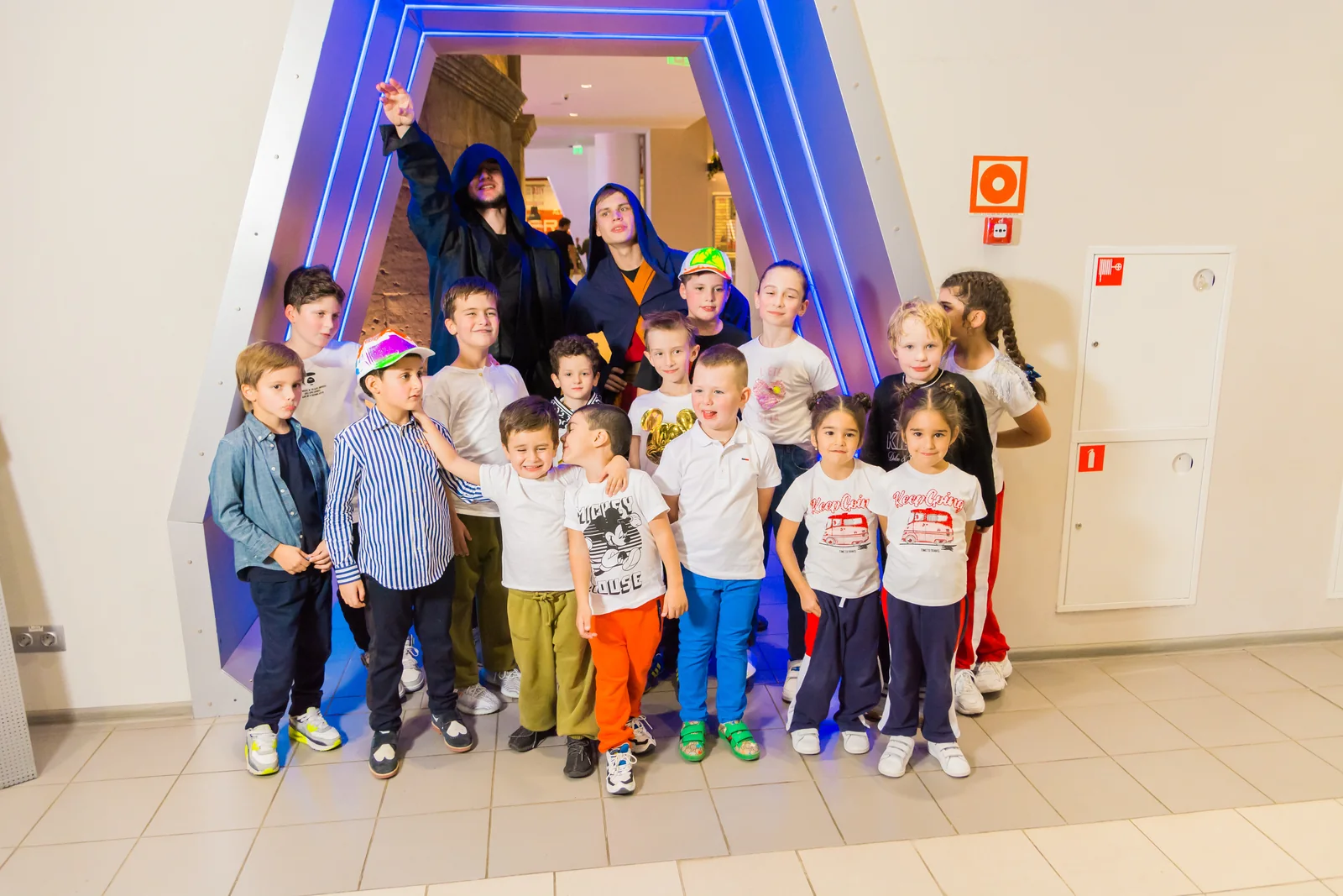 Общее фото участников с ведущими в LaserLand