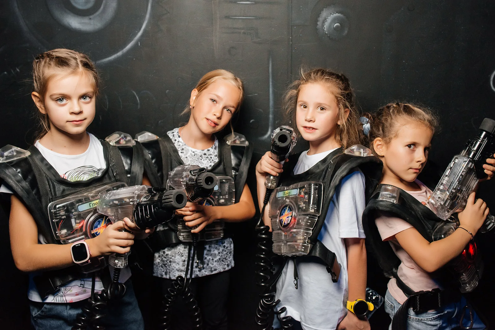 Команда детей на выпускном в LaserLand