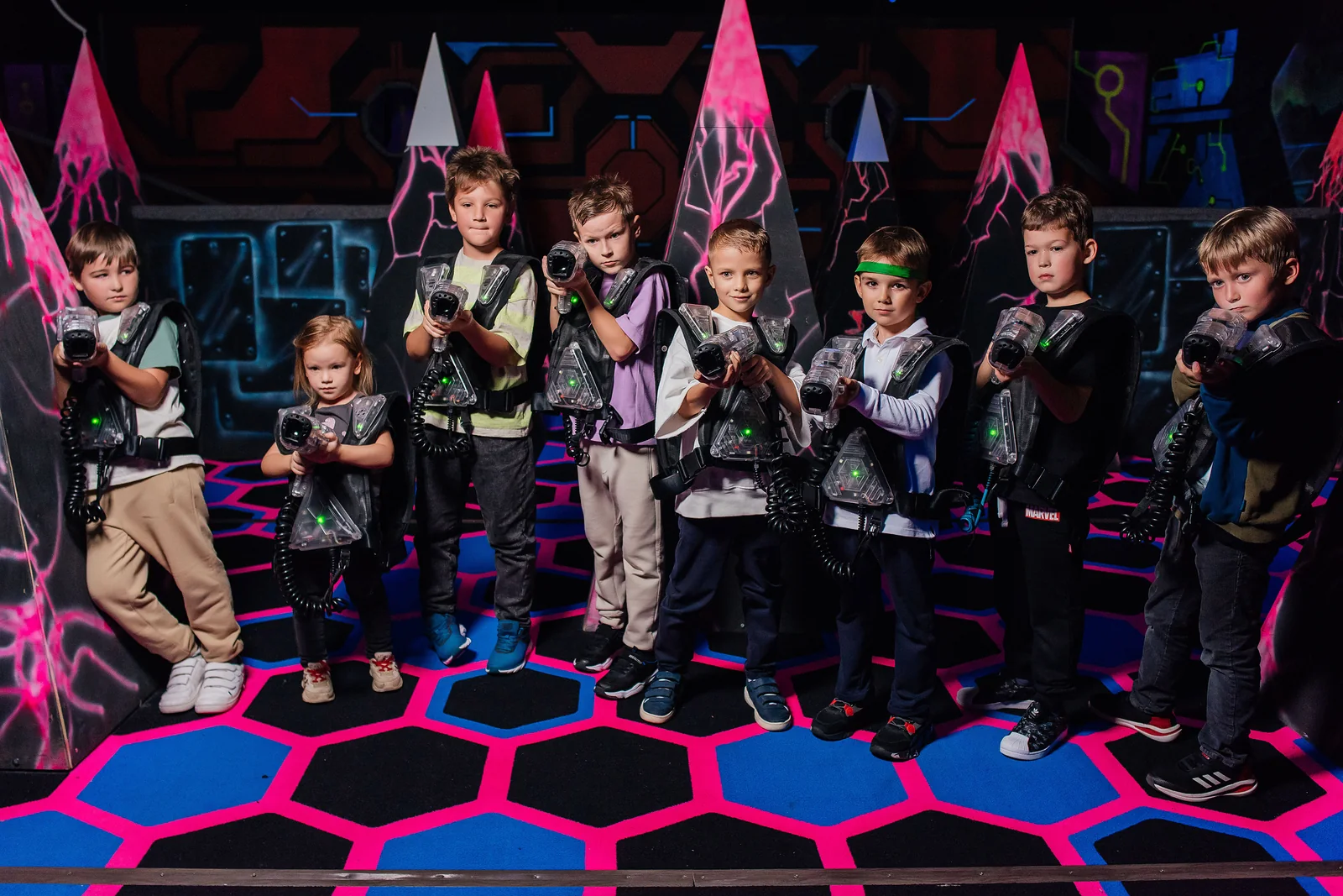 Класс играет в лазертаг в LaserLand